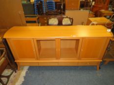 A MODERN GLAZED SIDEBOARD WITH CUPBOARDS AND DRAWERS H-86 W-182 CM