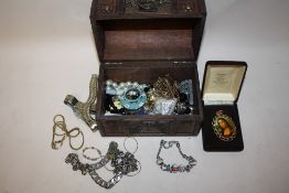 A LEATHER COATED JEWELLERY BOX CONTAINING COSTUME JEWELLERY