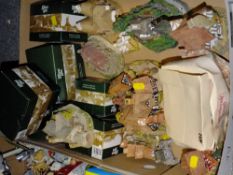 A TRAY OF LILLIPUT LANE AND DAVID WINTER COTTAGES