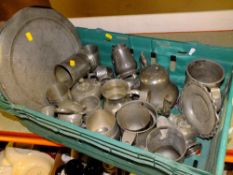 A TRAY OF VINTAGE PEWTER TO INCLUDE A TEAPOT, TANKARDS ETC.