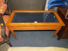 A LOW GLAZED CROSSBANDED BIJOUTERIE TABLE CABINET H-45 W-84 CM