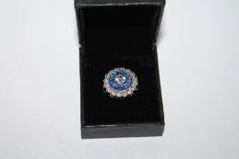 AN DAISY STYLE DRESS RING, SIZE K