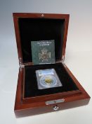 A LIMITED EDITION QUEEN ELIZABETH II COMMEMORATIVE VICTORIA CROSS SOVEREIGN DATED 2016, IN