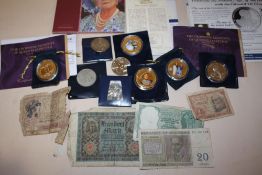 A COLLECTION OF COMMEMORATIVE COINS TO INCLUDE £5 COINS, GOLD PLATED EXAMPLES AND A SMALL QUANTITY