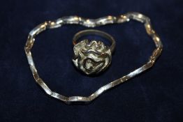 A FLOWER STYLE SILVER RING TOGETHER WITH A SILVER PANEL LINK BRACELET - APPROX 20.6G