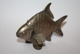 A WHITE METAL ARTICULATED FISH, LENGTH 12 CM
