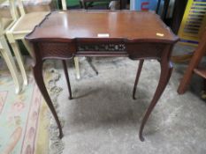 A REPRODUCTION MAHOGANY CHIPPENDALE STYLE OCCASIONAL TABLE W-56 CM