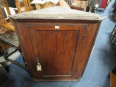 AN ANTIQUE OAK HANGING CORNER CUPBOARD W-85 CM