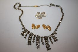 A PAIR OF HALLMARKED 9 CT GOLD CUFFLINKS TOGETHER WITH A TREBLE CLEF BROOCH AND A NECKLACE