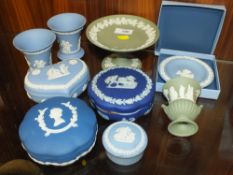 A COLLECTION OF ASSORTED WEDGWOOD JASPERWARE TO INCLUDE A COMPORT, TRINKET POTS ETC.