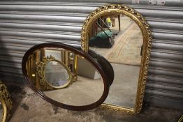 A GILT FRAMED ARCHED WALL MIRROR, OVERALL HEIGHT INCLUDING FRAME 86 CM, TOGETHER WITH A MAHOGANY