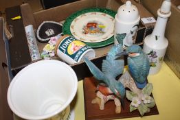 A SMALL TRAY OF CERAMICS TO INCLUDE PORTMERION BOTANICAL GARDEN, WEDGWOOD JASPERWARE ETC