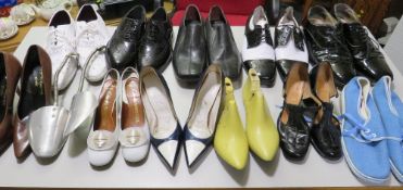 A QUANTITY OF VINTAGE AND MODERN GENTS AND LADIES SHOES ETC. VARIOUS STYLES AND PERIODS (11)