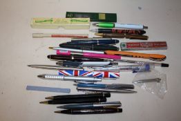A QUANTITY OF VINTAGE AND MODERN PENS AND PENCILS TO INCLUDE PARKER EXAMPLES