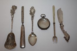 A BAG OF SILVER AND WHITE METAL COLLECTABLES TO INCLUDE A FOB WATCH CASE
