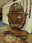 A LARGE MAHOGANY VICTORIAN OVAL MIRROR H-87 W-74CM