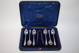 A CASED SET OF SIX HALLMARKED SILVER TEA SPOONS AND SUGAR TONGS