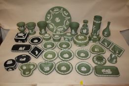 A QUANTITY OF GREEN AND BLACK WEDGWOOD JASPERWARE, TO INCLUDE VASES, PIN DISHES ETC.