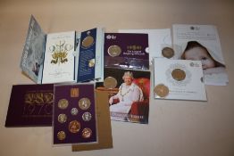 A ROYAL MINT 1970 COIN SET TOGETHER WITH A COMMEMORATIVE CROWN, £5 COINS ETC. (5)