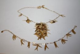 A LADIES YELLOW METAL DESIGNER STYLE NECKLACE AND BRACELET SET, STAMPED AU750 ITALY