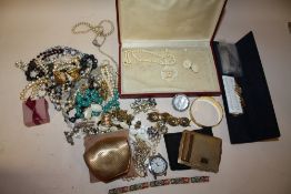 A BOX OF ASSORTED COSTUME JEWELLERY TO INCLUDE BROOCHES