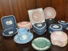 A COLLECTION OF WEDGWOOD JASPERWARE IN ASSORTED COLOURWAYS, TO INCLUDE PINK TRINKET POTS, TEAL ASH
