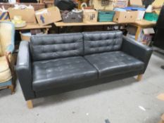 A MODERN BLACK LEATHER BUTTONED SETTEE W-188 CM