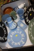 A TRAY OF WEDGWOOD JASPERWARE TO INCLUDE CABINET PLATES