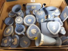 A TRAY OF BLUE AND WHITE WEDGWOOD JASPERWARE TO INCLUDE A QUANTITY OF PIN DISHES, VASES ETC.