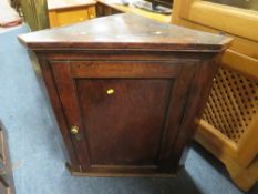 AN ANTIQUE OAK HANGING CORNER CUPBOARD