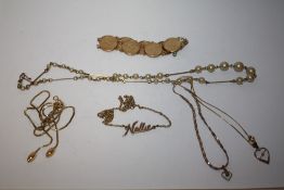 A BAG OF 9 CT GOLD AND YELLOW METAL JEWELLERY TO INCLUDE A FAUX HALF SOVEREIGN BRACELET, 9 CT GOLD