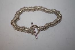 A LADIES SILVER LOOSE LINK BRACELET WITH T-BAR