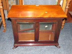 A SMALL MAHOGANY GLAZED TABLE TOP DISPLAY CABINET H-50 W-67 CM