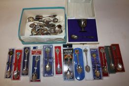 A HALLMARKED SILVER EGG CUP AND SPOON SET TOGETHER WITH A BOX OF SOUVENIR SPOONS