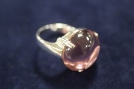 A MODERN SILVER / 925 DRESS RING SET WITH LARGE PINK CABOCHON TYPE STONE - APPROX 16.1 G