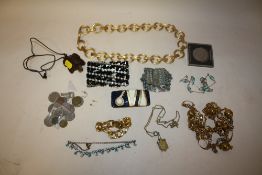 A BAG OF COSTUME JEWELLERY AND COLLECTABLES TO INCLUDE COINS, JADE STYLE NECKLACE IN THE FORM OF A