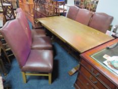 A LARGE OAK REFECTORY STYLE DRAWLEAF DINING TABLE WITH 6 LEATHER CHAIRS - TABLE H-78 CM L-183 CM EXT