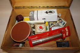 A LARGE WOODEN LIDDED BOX OF COLLECTABLES TO INCLUDE WRISTWATCHES, BROOCHES ETC.