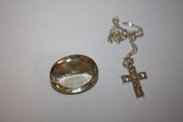 A SILVER MOUNTED BROOCH SET WITH A LARGE OVAL STONE, WITH 3.5 CM, TOGETHER WITH A CROSS PENDANT ON