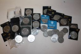 A BOX OF MODERN COMMEMORATIVE CROWNS AND OTHER COINS TO INCLUDE A £5 COIN