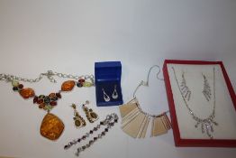 A BAG OF MODERN WHITE METAL JEWELLERY TO INCLUDE AN AMBER STYLE NECKLACE