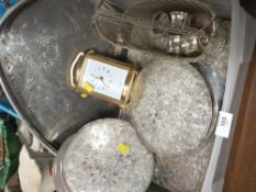 A TRAY OF SILVER PLATED METALWARE TO INCLUDE A TWIN HANDED SERVICE TRAY, PLACE MAT ETC. TOGETHER WIT