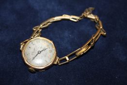 A HALLMARKED 9CT GOLD ANTIQUE WRISTWATCH ON ROLLED GOLD STRAP