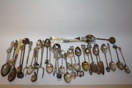 A COLLECTION OF TEASPOONS AND OTHER CUTLERY, TO INCLUDE A HALLMARKED SILVER TEA SPOON