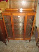 A VINTAGE OAK GLAZED CHINA CABINET H-132 W-95 CM