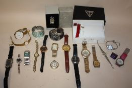 A TUB OF VINTAGE AND MODERN WRISTWATCHES TO INCLUDE AN ACCURIST CHRONOGRAPH, MUDU 25 JEWEL IN