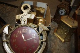 A BOX OF VINTAGE AND MODERN CLOCKS TO INCLUDE A REPRODUCTION MANTEL CLOCK