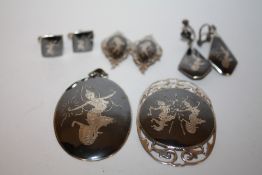 A BAG OF SILVER AND YELLOW METAL JEWELLERY