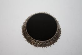 A LARGE SILVER AND BLACK ONYX BROOCH, DIA 6 CM
