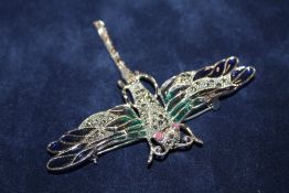 A MODERN SILVER & PLIQUE A JOUR BROOCH IN THE FORM OF A DRAGONFLY, W 8 CM